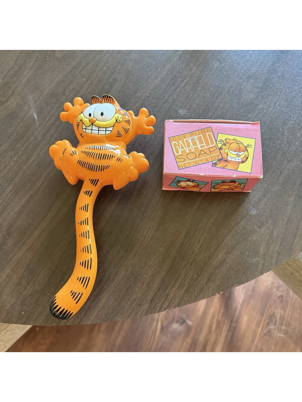 Vintage 70s/80s RARE AVON Garfield Cat Shaped Novelty Hair Brush And Soap Bundle